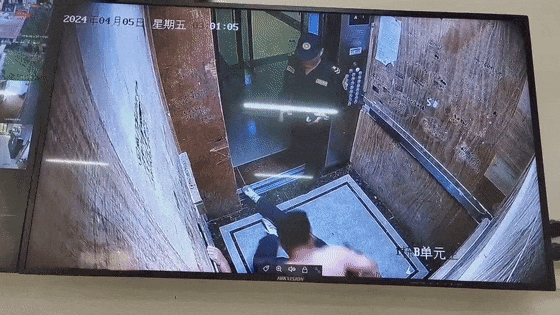 赤膊男子殴打女友，保安上前阻止一顿猛揍！网友：算防卫过当吗？