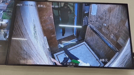 赤膊男子殴打女友，保安上前阻止一顿猛揍！网友：算防卫过当吗？