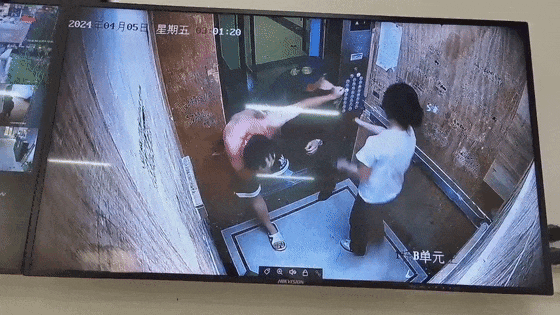 赤膊男子殴打女友，保安上前阻止一顿猛揍！网友：算防卫过当吗？