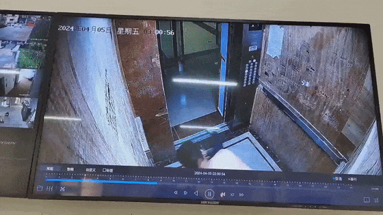 赤膊男子殴打女友，保安上前阻止一顿猛揍！网友：算防卫过当吗？