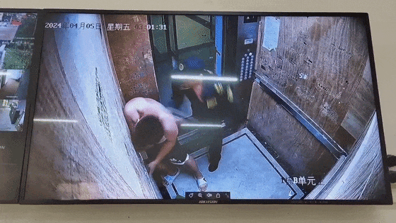 赤膊男子殴打女友，保安上前阻止一顿猛揍！网友：算防卫过当吗？