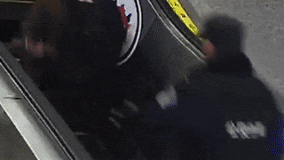 仅5秒!他们飞奔扶住乘梯摔倒老人 仅5秒!他们飞奔扶住乘梯摔倒老人