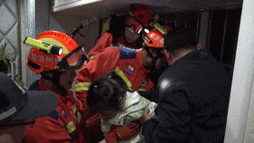 小女孩高空遇险，悬挂25楼窗外！危急时刻，所幸......