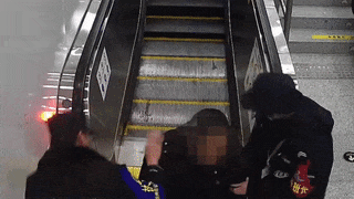 仅5秒!他们飞奔扶住乘梯摔倒老人 仅5秒!他们飞奔扶住乘梯摔倒老人