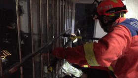 小女孩高空遇险，悬挂25楼窗外！危急时刻，所幸......