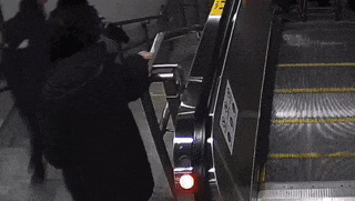 仅5秒!他们飞奔扶住乘梯摔倒老人 仅5秒!他们飞奔扶住乘梯摔倒老人