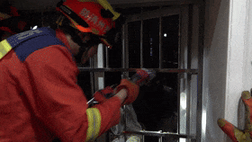 小女孩高空遇险，悬挂25楼窗外！危急时刻，所幸......