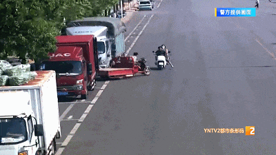 紧急！孕妇在事故中摔倒，一把红伞成为街头最美风景！