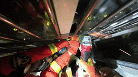 小女孩高空遇险，悬挂25楼窗外！危急时刻，所幸......