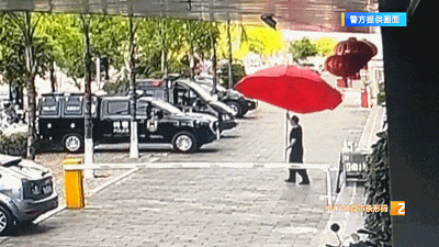 紧急！孕妇在事故中摔倒，一把红伞成为街头最美风景！
