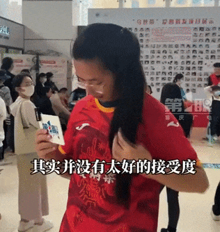 男子5年留65厘米披肩长发，网友怒赞！