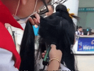 男子5年留65厘米披肩长发，网友怒赞！