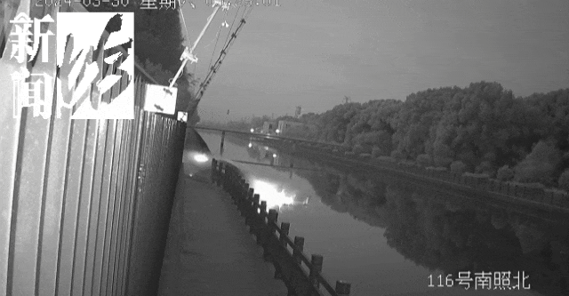 太惊险！沪一小轿车凌晨冲进河里，迅速下沉！危急时刻…