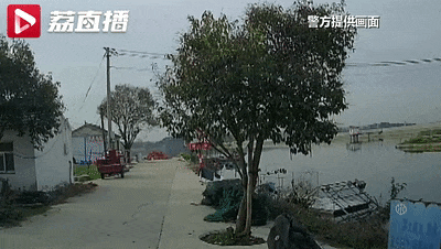 当“旱鸭子”遇上落水者，他这样救人，赞！