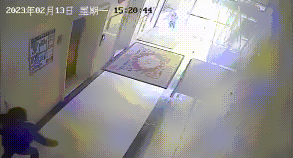 哐！无锡一3岁男童被玻璃门砸中...