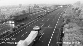 两男子车上吵架，高速公路上怒撒4.3万现金：钱扔出去就后悔了