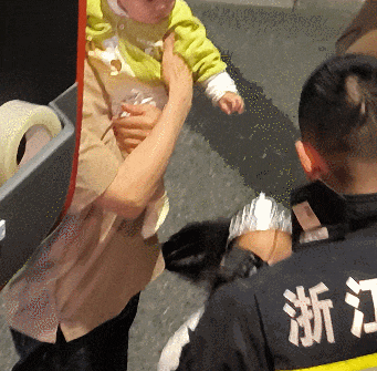 途中偶遇“小公主”！杭州街头这一幕，太暖了！