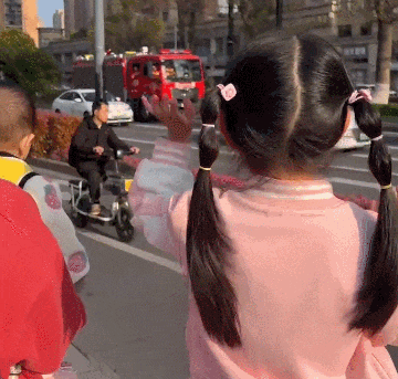 途中偶遇“小公主”！杭州街头这一幕，太暖了！