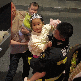 途中偶遇“小公主”！杭州街头这一幕，太暖了！