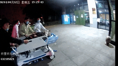 “扑通！扑通！扑通！”危急时刻，他们奋身一跃！
