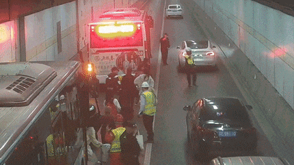 隧道里这一幕，被拍下来了！