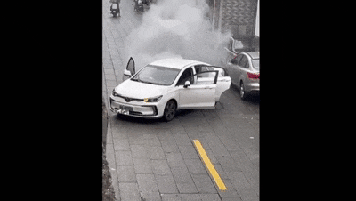 广州一小车途经沙井盖，突然一声爆响冒烟