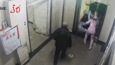 这一摔,获万千网友点赞! 这一摔,获万千网友点赞!