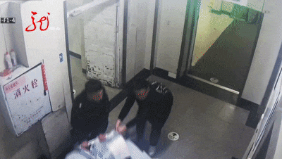 这一摔,获万千网友点赞! 这一摔,获万千网友点赞!