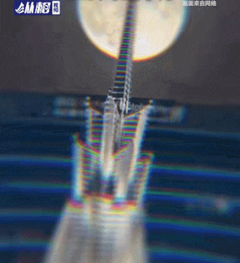 火了！上海外滩昨晚市民扎堆，只因"拗"出了这个造型！