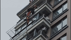 10楼阳台外女子命悬一线 邻居用消防水带护住女子等待救援 10楼阳台外女子命悬一线 邻居用消防水带护住女子等待救援