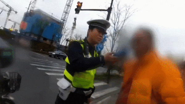 我是停好车后才喝的酒,不信我喝给你看! 我是停好车后才喝的酒,不信我喝给你看!