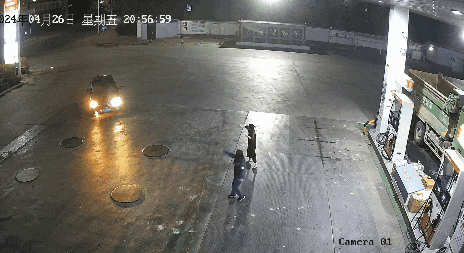 爱车起火司机浑然不知!加油站:你不要过来啊 爱车起火司机浑然不知!加油站:你不要过来啊