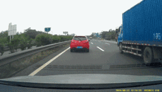 开车慢≠安全!这样“龟速”行驶很危险 开车慢≠安全!这样“龟速”行驶很危险