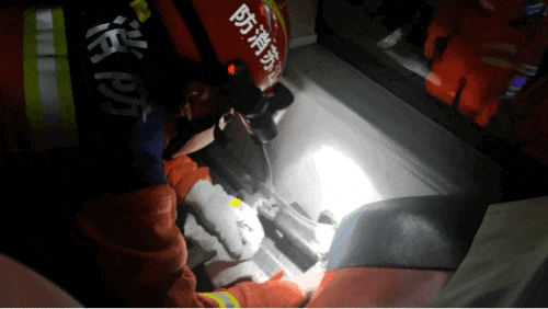 凌晨客车上,8岁女童手指被夹断!断指却不见踪影…… 凌晨客车上,8岁女童手指被夹断!断指却不见踪影……