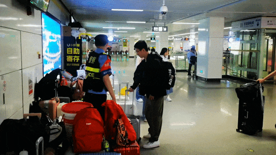 地铁站内行李“排长龙”？这道“风景线”太暖心