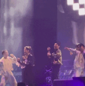 热搜第一!凤凰传奇观众被质疑假唱 热搜第一!凤凰传奇观众被质疑假唱