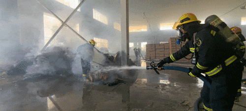 “当时还特意叮嘱了...”爷爷送货,孙子偷火,纸品厂遭灾 “当时还特意叮嘱了...”爷爷送货,孙子偷火,纸品厂遭灾