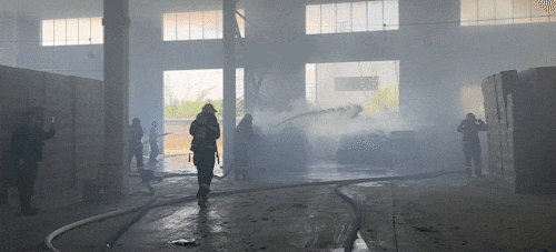 “当时还特意叮嘱了...”爷爷送货,孙子偷火,纸品厂遭灾 “当时还特意叮嘱了...”爷爷送货,孙子偷火,纸品厂遭灾