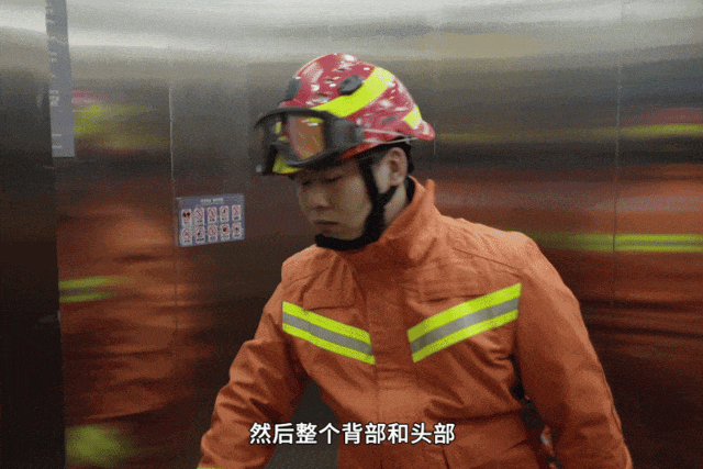 男子被困电梯，消防员紧急救援！事关安全，这些你要知道……