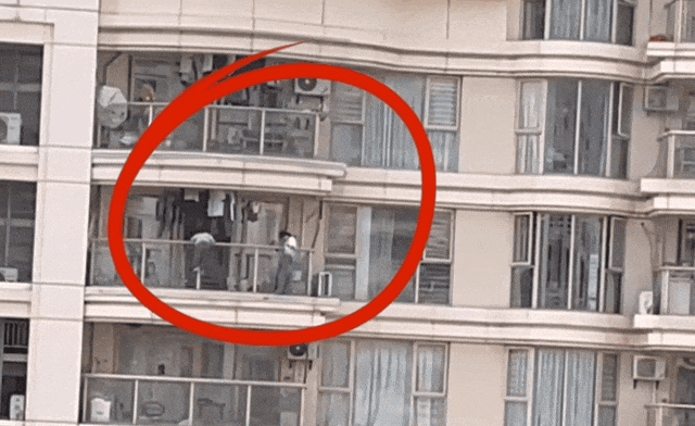 看得人腿软！30层阳台玩“跨栏”……