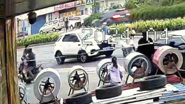 蹭倒老人、殴打女子……外卖小哥“出手”了! 蹭倒老人、殴打女子……外卖小哥“出手”了!