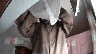 家中衣柜惊现“不速之客”,夏天来了要小心…… 家中衣柜惊现“不速之客”,夏天来了要小心……