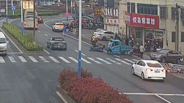 蹭倒老人、殴打女子……外卖小哥“出手”了! 蹭倒老人、殴打女子……外卖小哥“出手”了!