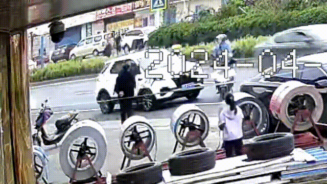 蹭倒老人、殴打女子……外卖小哥“出手”了! 蹭倒老人、殴打女子……外卖小哥“出手”了!