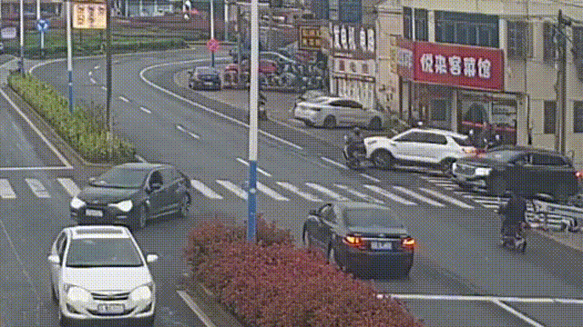 蹭倒老人、殴打女子……外卖小哥“出手”了! 蹭倒老人、殴打女子……外卖小哥“出手”了!