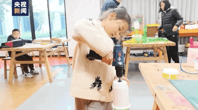 用塑料瓶造“火箭”？这个小女孩有点厉害！