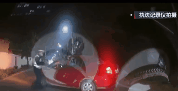 北京街头一男子撞警车还试图闯卡!交警一查:呵,前科累累! 北京街头一男子撞警车还试图闯卡!交警一查:呵,前科累累!