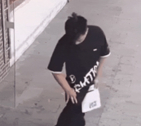 男子口袋无端冒火？这个宝脾气有点“爆”