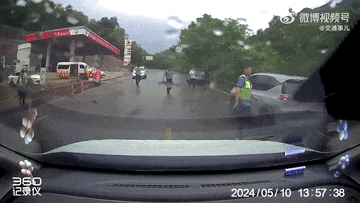 云南个旧通报“碰瓷式执法”