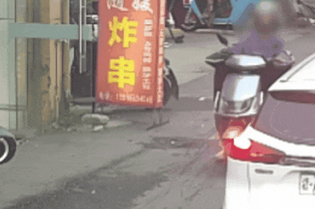 只是擦身而过！海宁警员一眼认出了她！